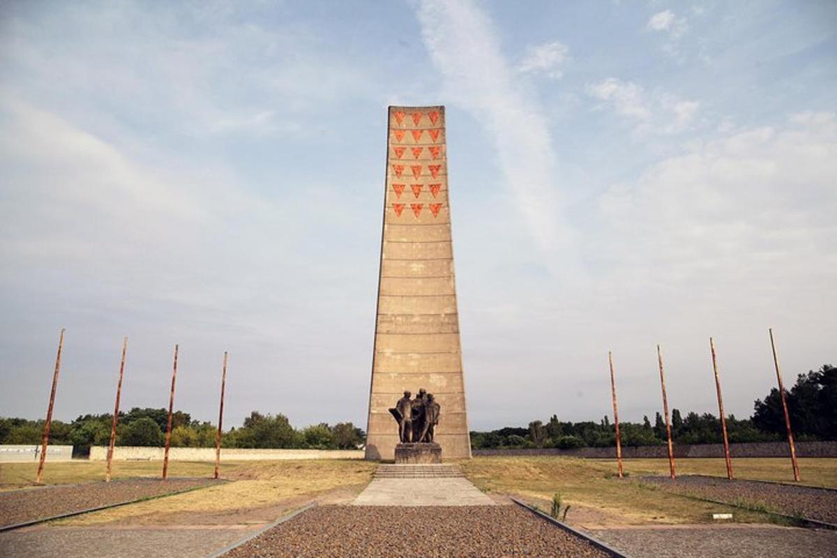 un obelisco alto en medio de un campo