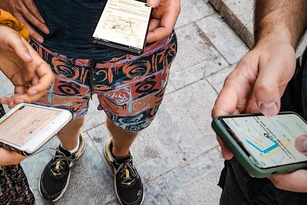 grupp inimesi, kes hoiavad oma mobiiltelefone üleval
