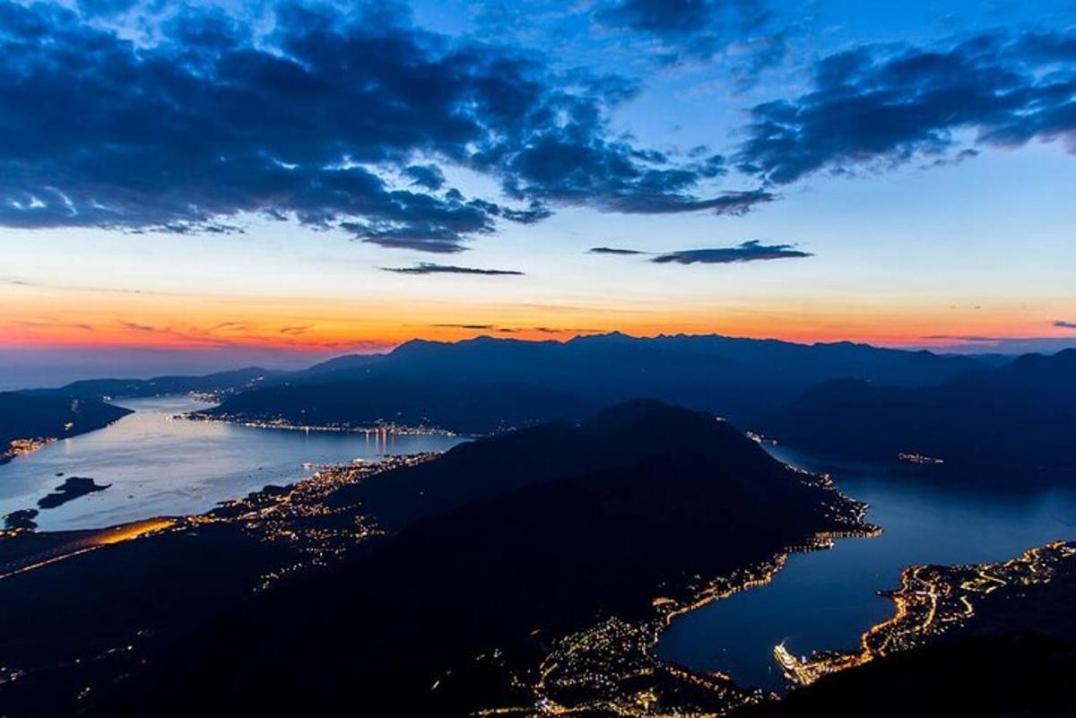una vista aérea de un río al atardecer