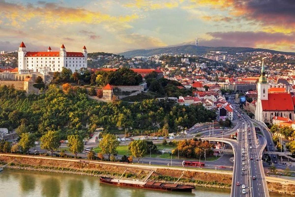 pohled na město s mostem a řekou