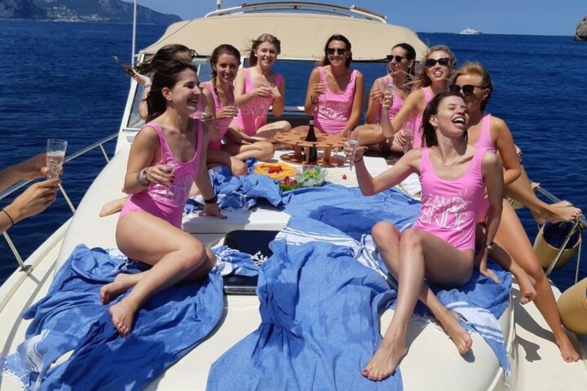 un gruppo di donne in uniformi rosa sedute su una barca