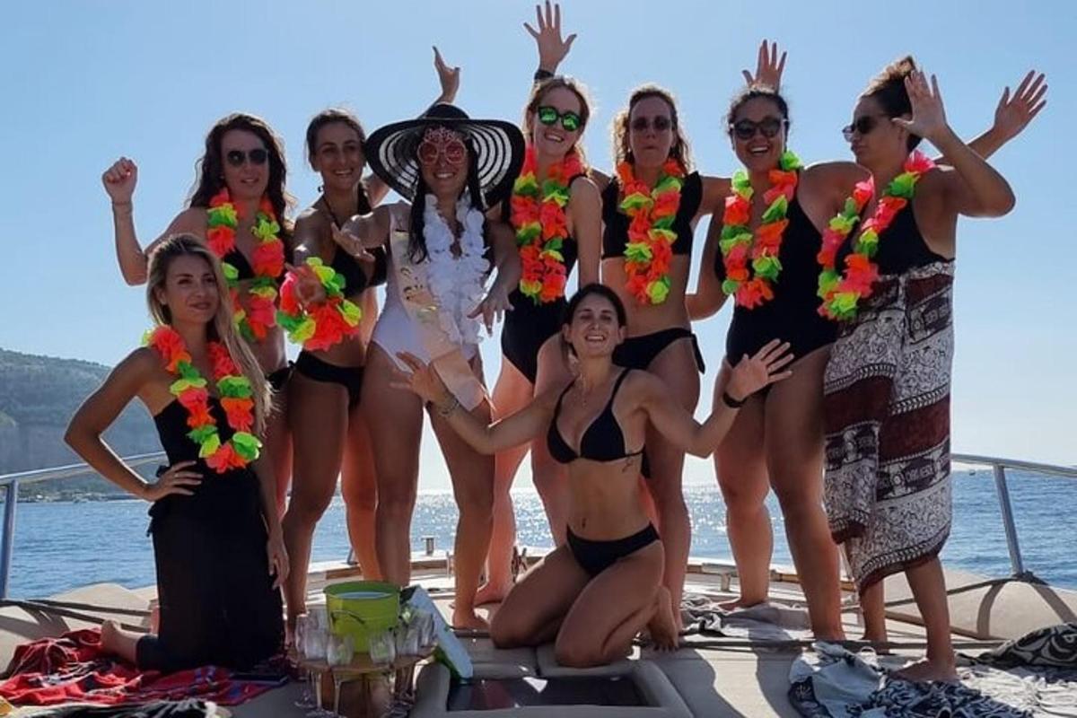 un gruppo di donne che posano per una foto su una barca