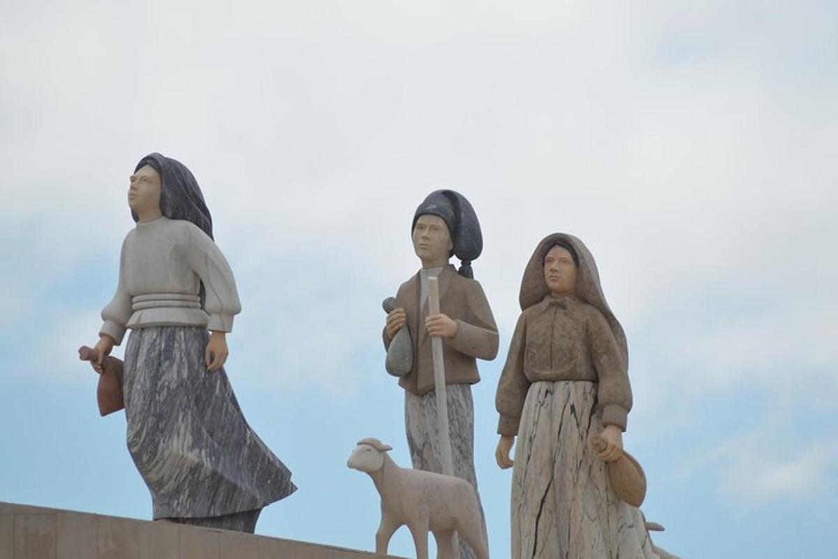 drei Statuen von Frauen, die auf einem Gebäude stehen