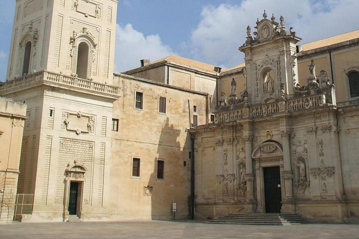 un gran edifici amb una torre i una església