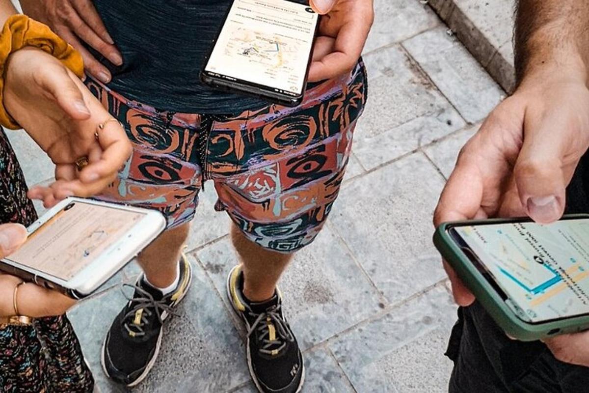skupina lidí držících své mobilní telefony