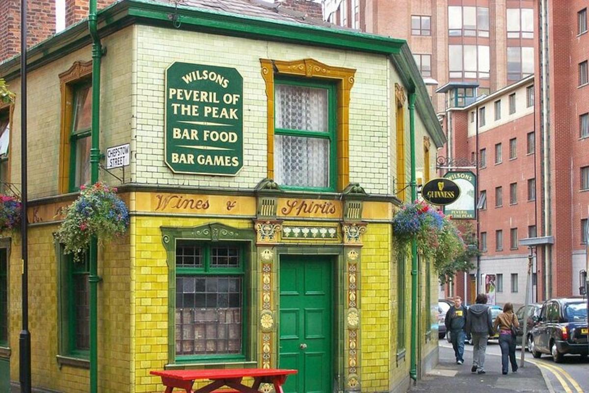 un edificio giallo con una porta verde su una strada