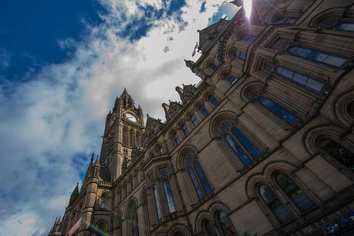 un grande edificio con una torre dell'orologio e un cielo