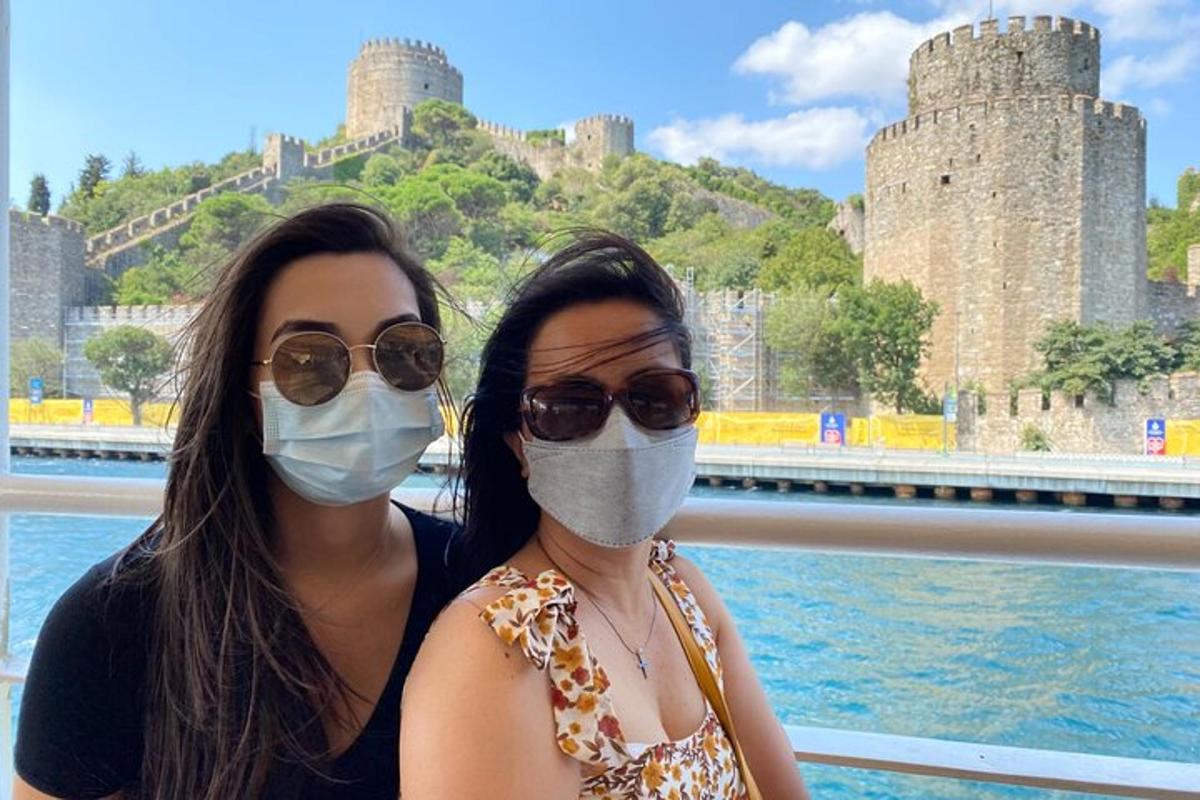 dues dones amb màscares davant d'un castell