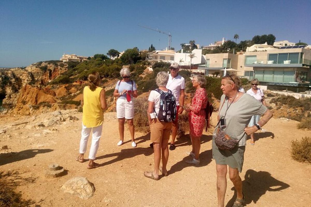 un grup de persones caminant per la platja