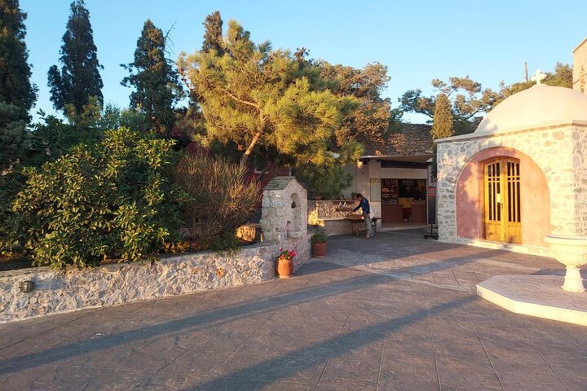 ένα άτομο που κάθεται σε ένα παγκάκι μπροστά από ένα σπίτι