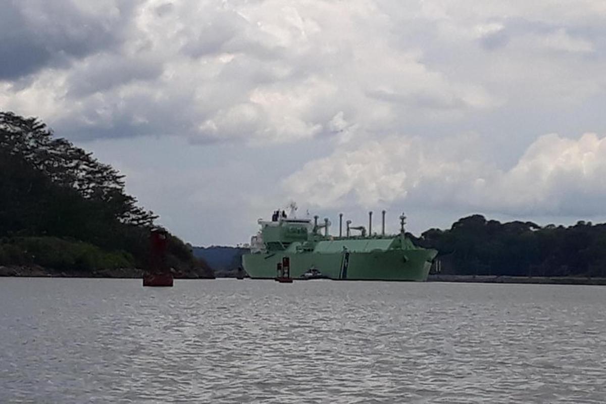 una grande nave verde seduta nell'acqua