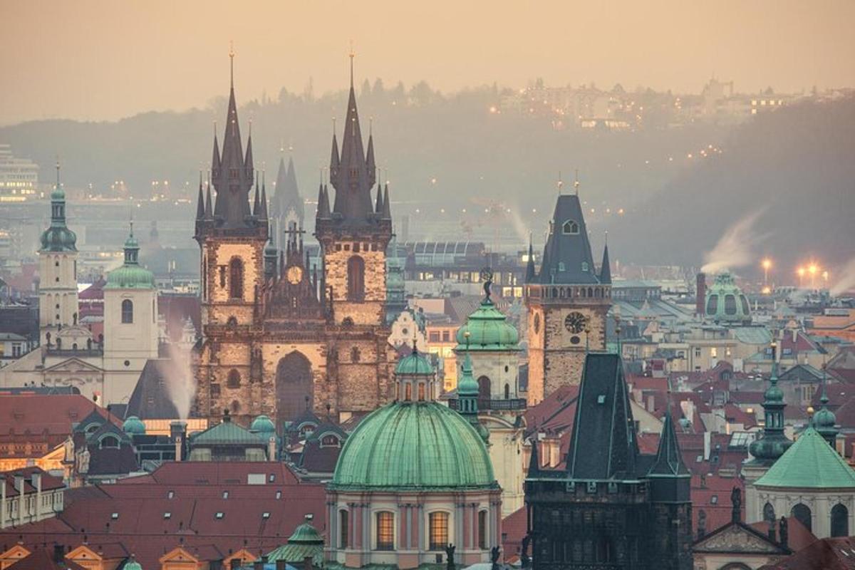 pohled na město s budovami a mešitami