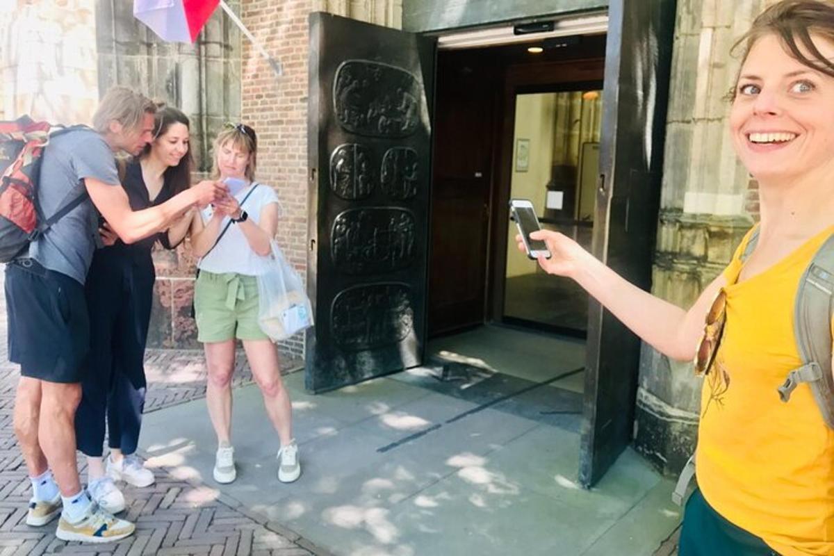 Una mujer tomando una fotografía de un grupo de personas.