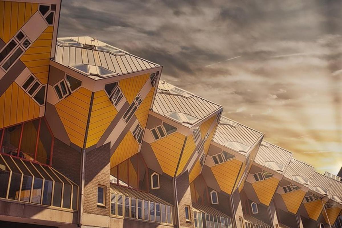 een gebouw met gele en bruine gevels met een bewolkte
