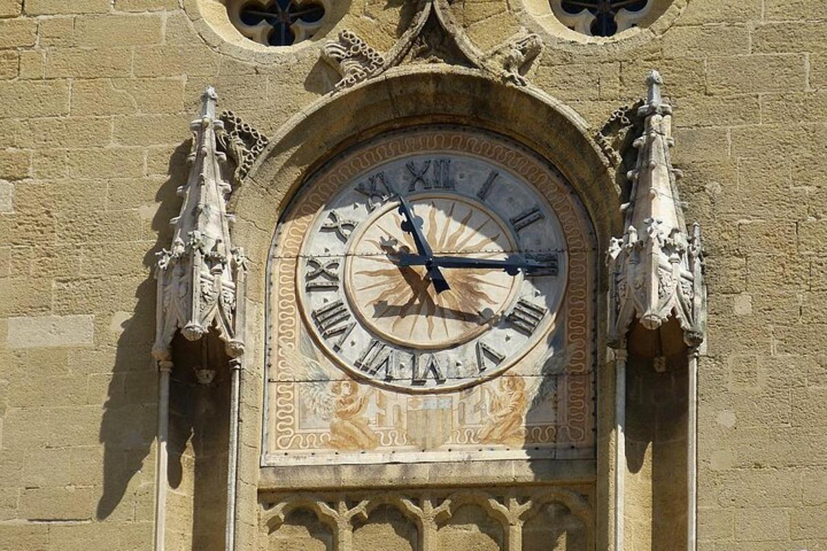 un reloj en el costado de un edificio