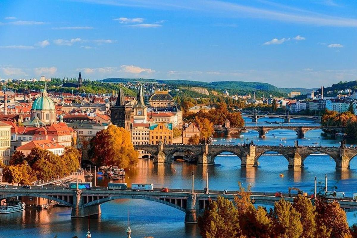 pohled na město s mostem a řekou