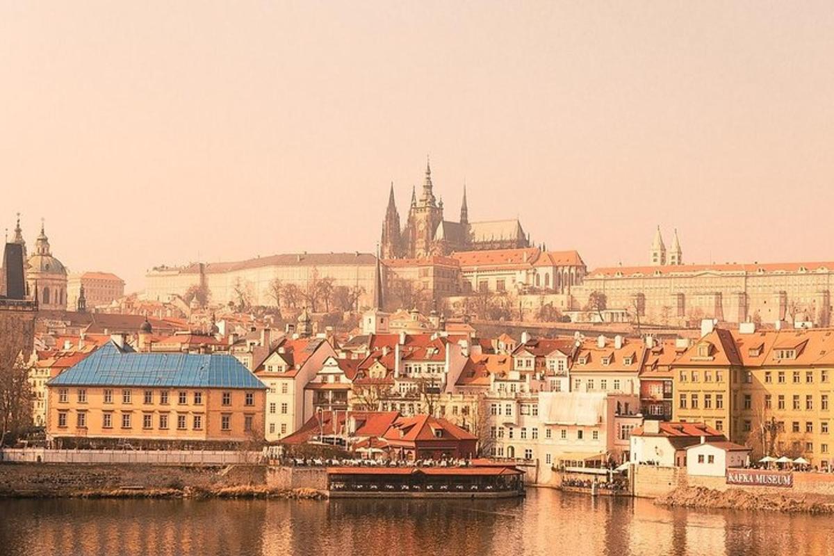 pohled na město s řekou a budovami