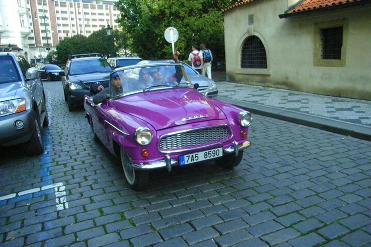 um carro roxo está estacionado em uma rua