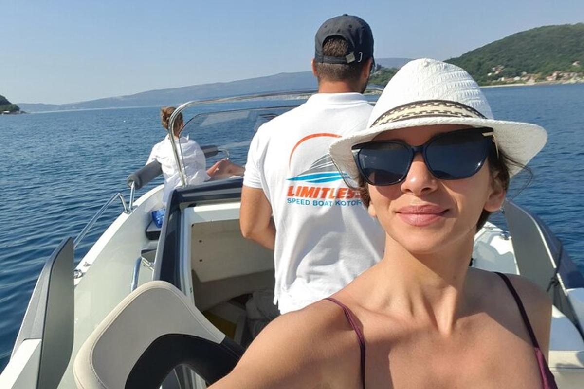 Una mujer con sombrero y gafas de sol en un barco.