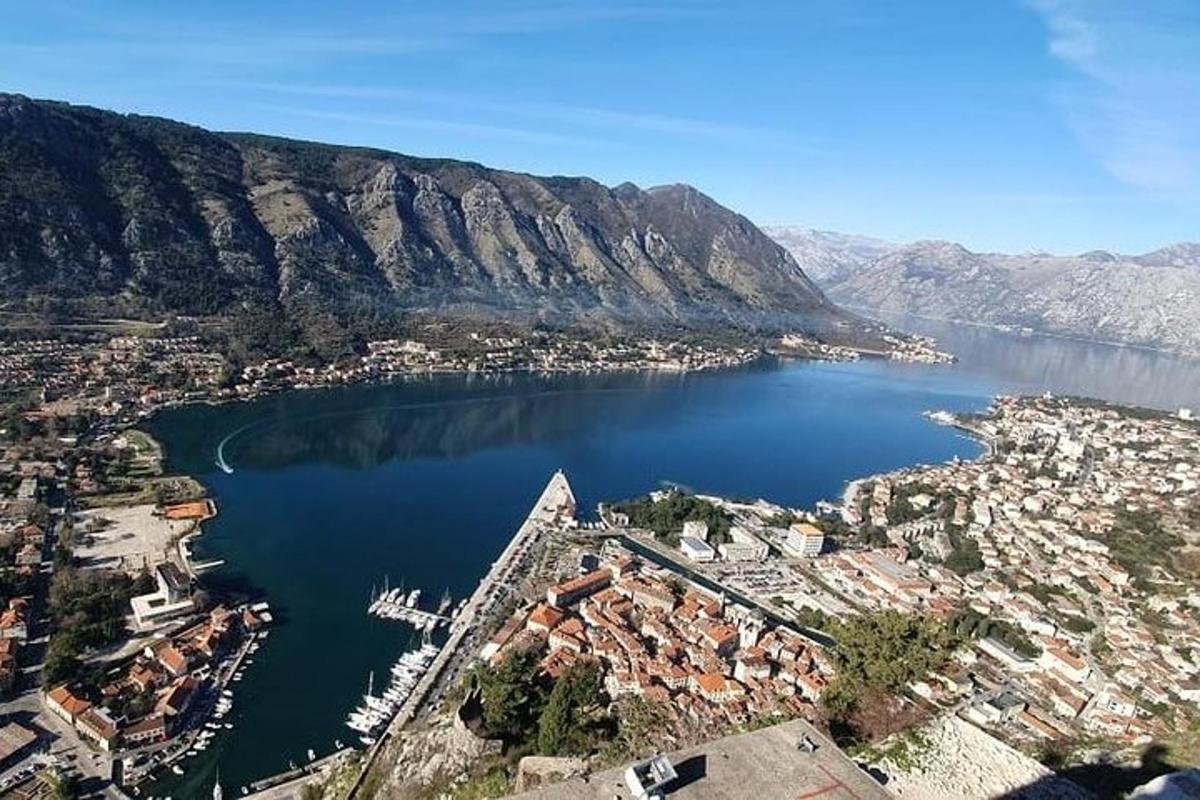 una vista aérea de una ciudad y un cuerpo de agua