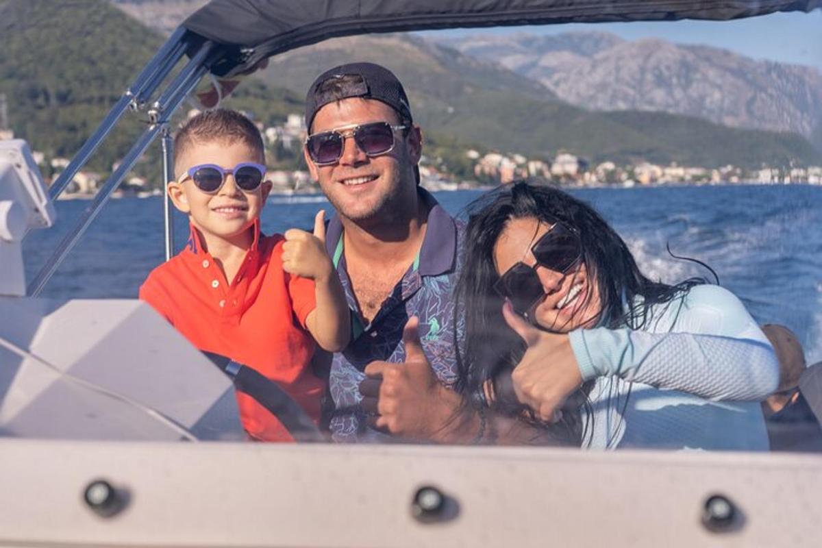 un grupo de tres personas en un barco