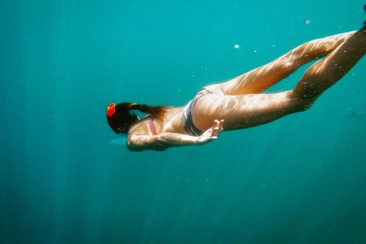 žena plavající ve vodě v oceánu
