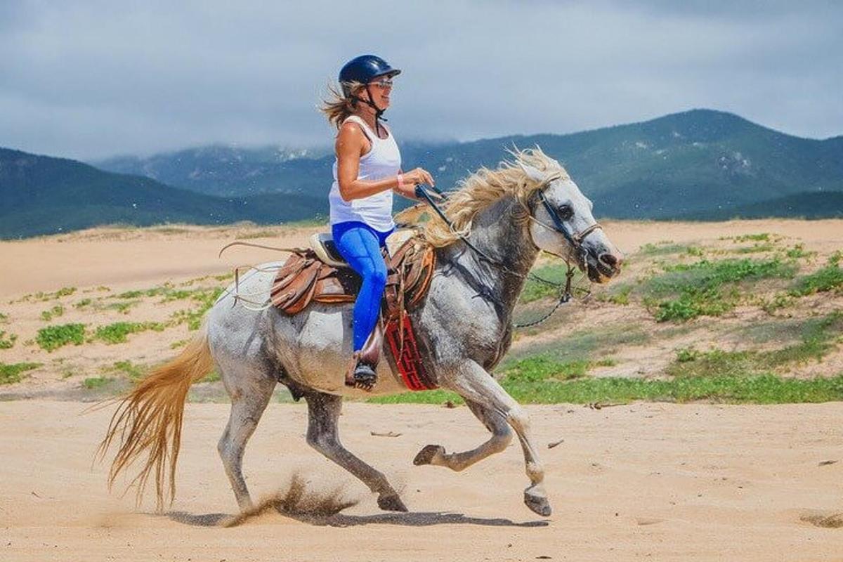 žena jedoucí na koni v poušti