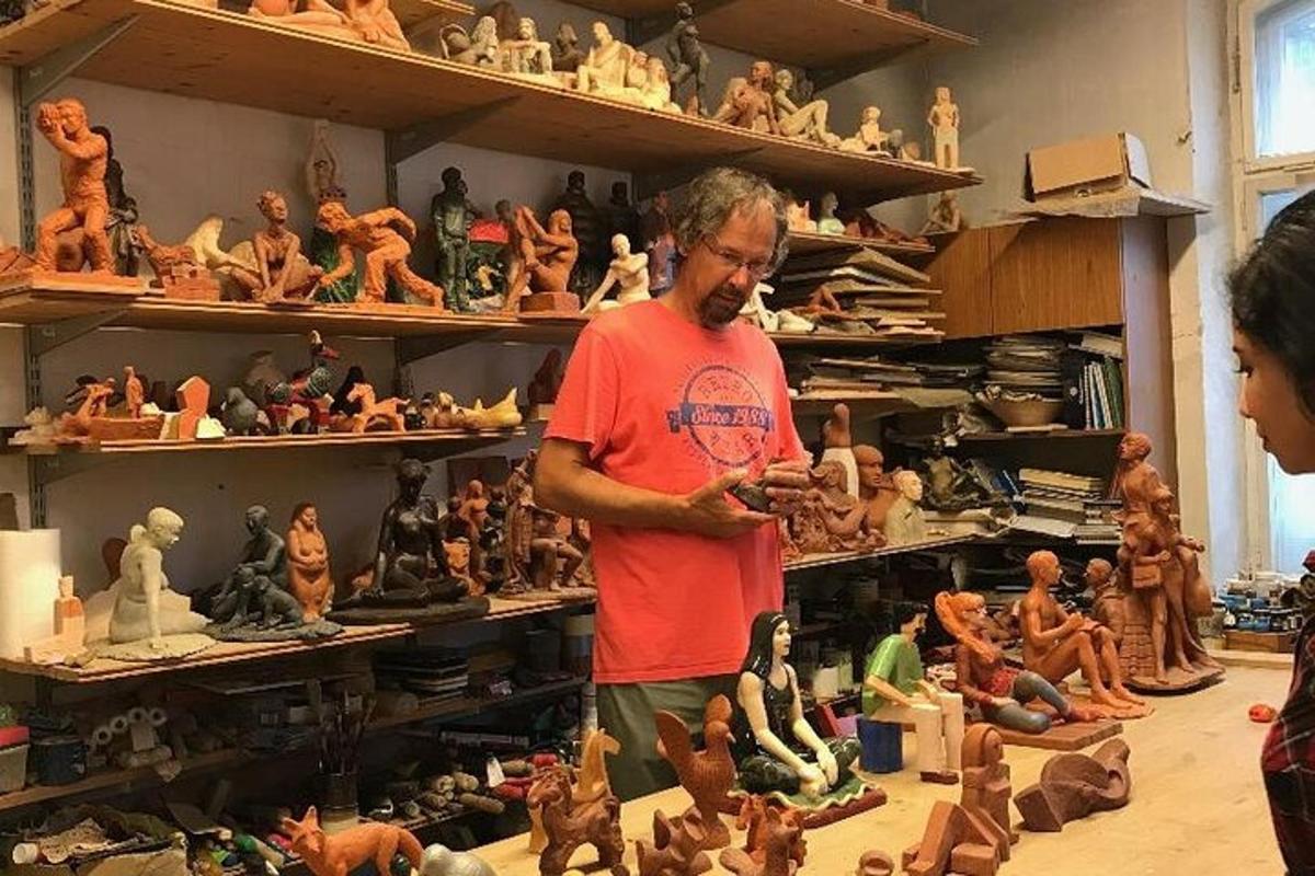 seorang lelaki berdiri di hadapan rak patung mainan