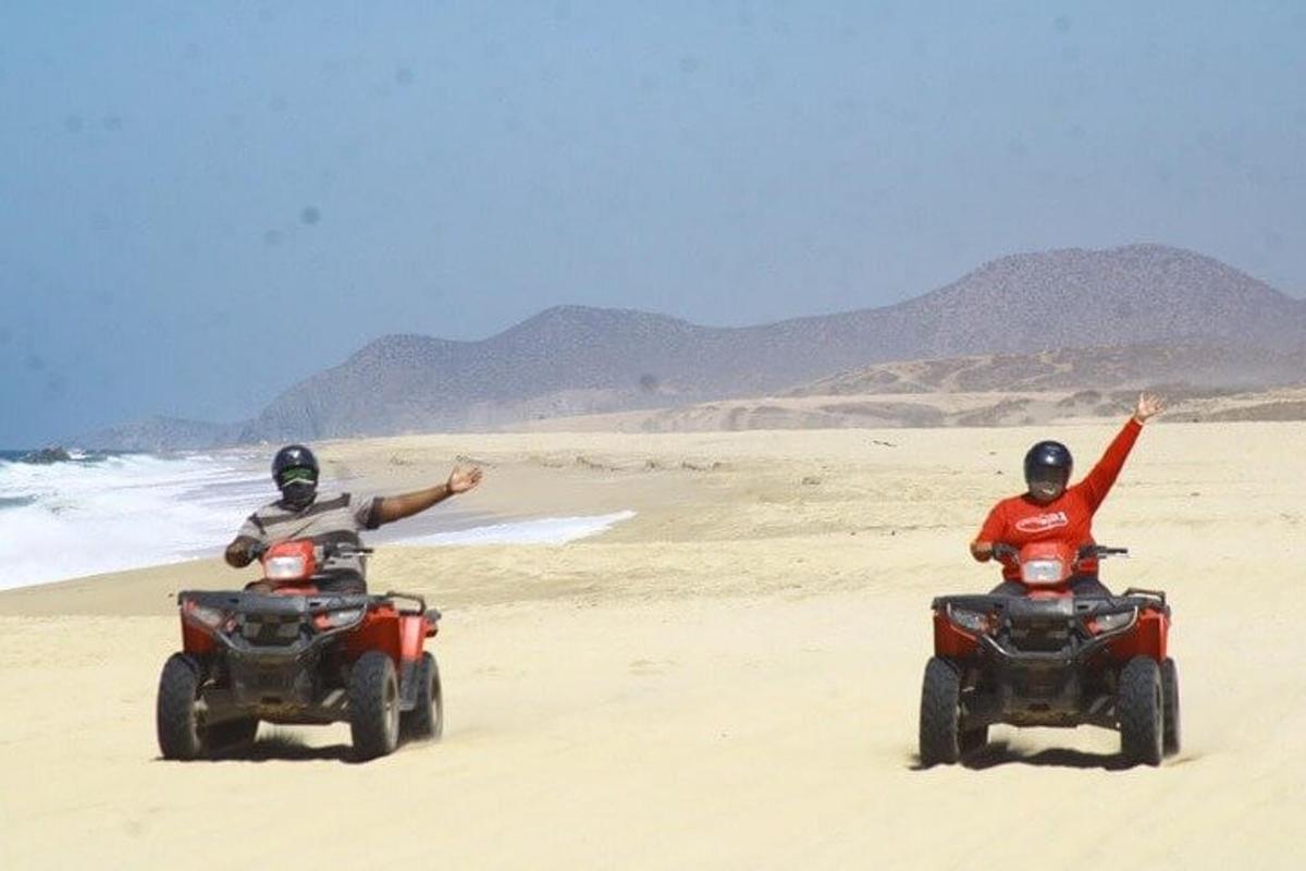 Δύο άτομα οδηγούν ATV στην παραλία