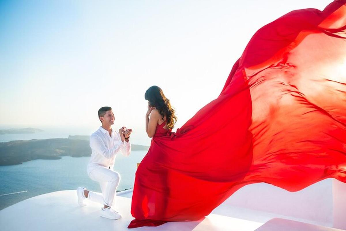 un uomo e una donna in un vestito rosso