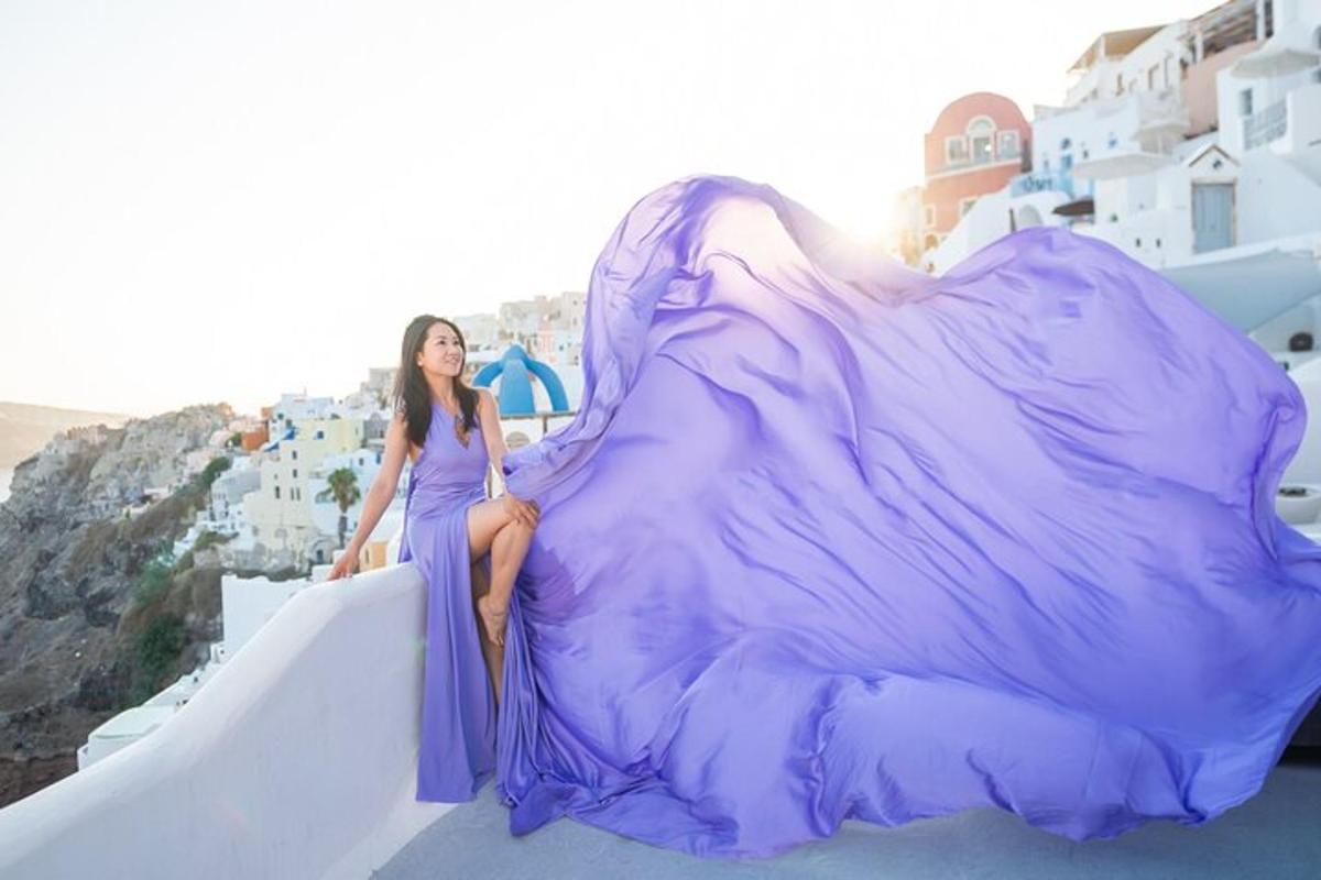 una donna con un vestito viola seduta su una sporgenza