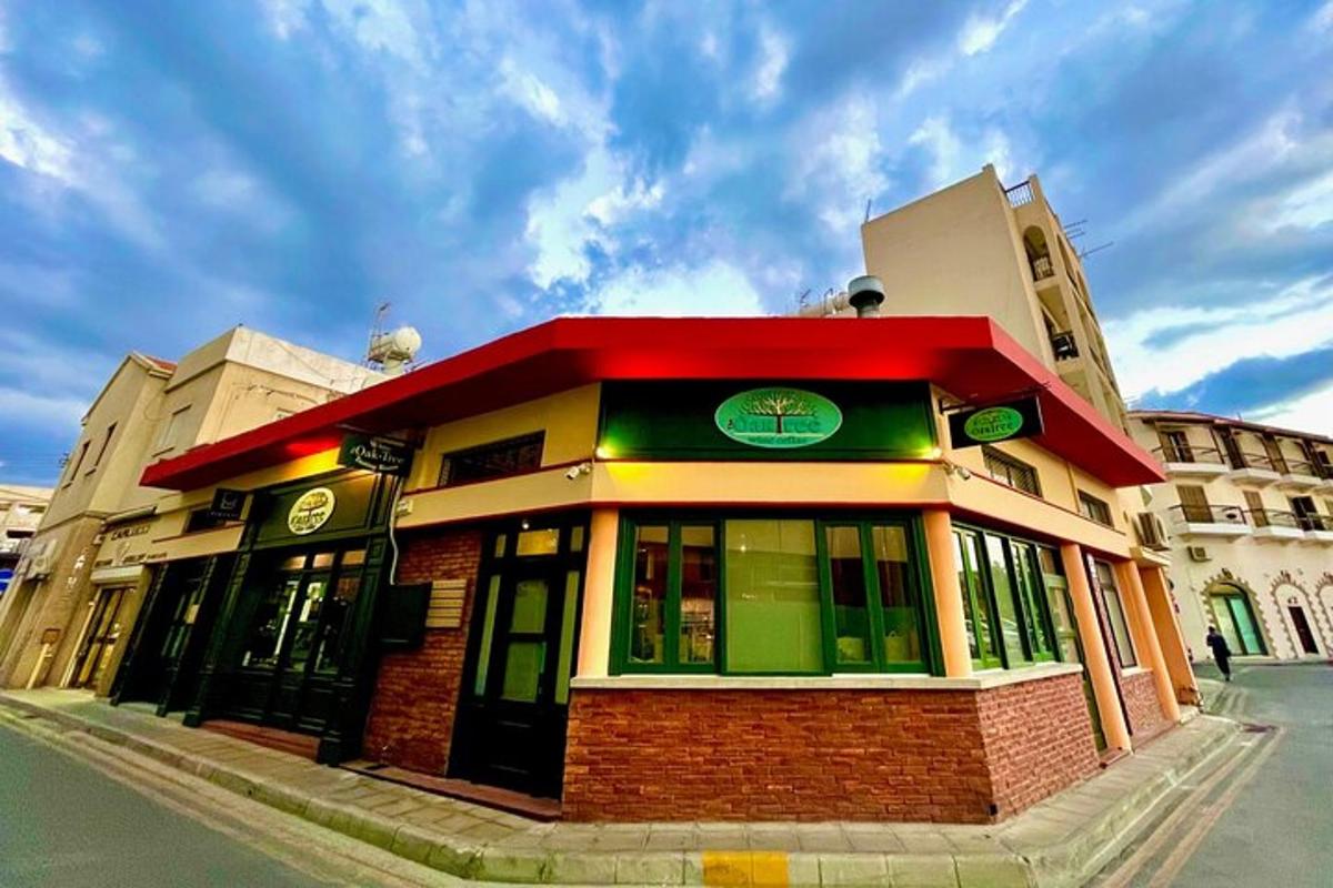 một tòa nhà ở bên đường