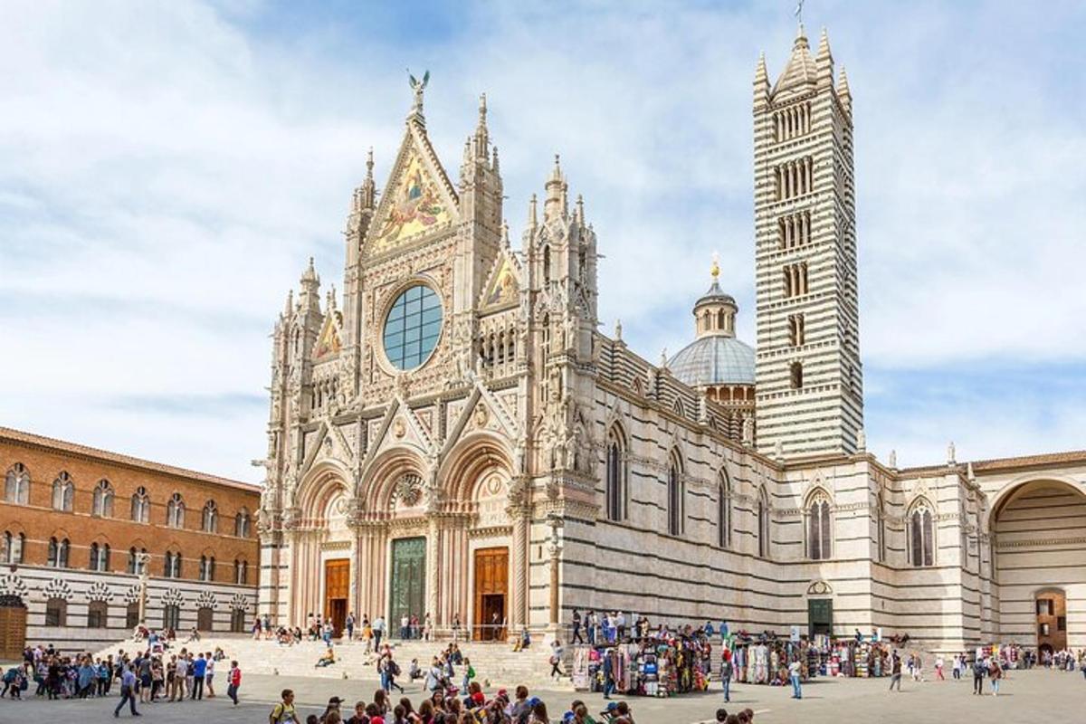 Una gran catedral con una multitud de personas delante de ella.