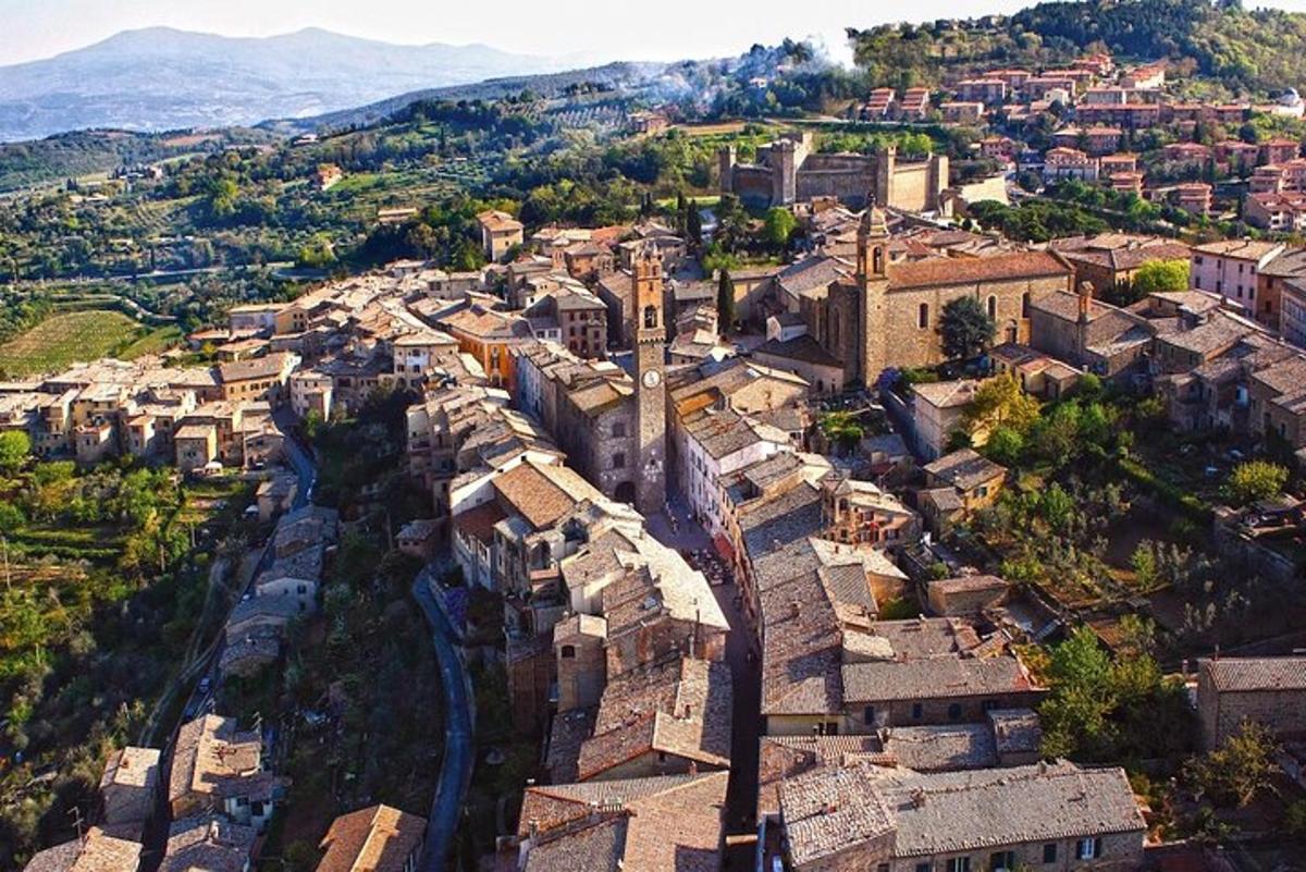 una vista aerea di una città con una torre dell'orologio
