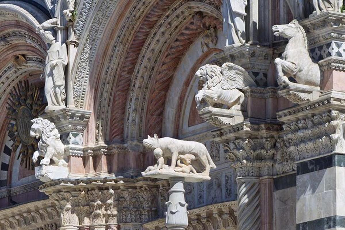Un edificio con estatuas de animales en el costado.