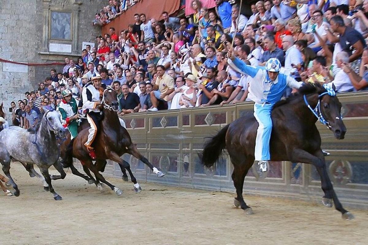 Un grupo de hombres a caballo frente a una multitud.