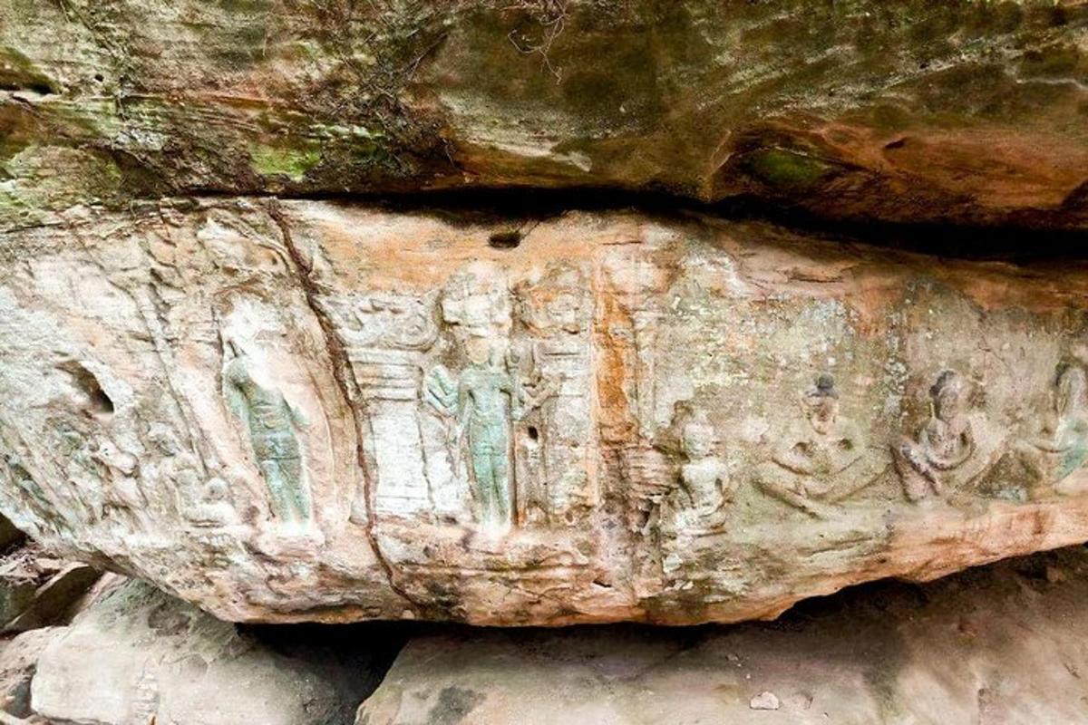 kamenná rytina lidí na skále