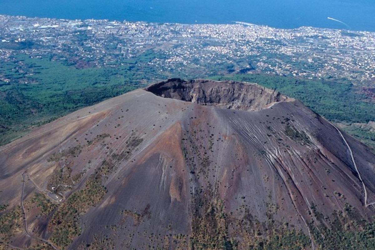 isang aerial view ng isang bundok na may lungsod