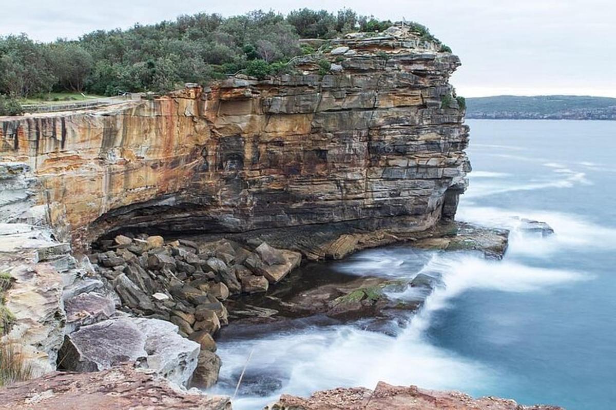 una scogliera rocciosa con l'acqua che scorre giù