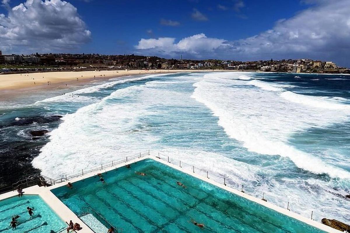 una vista aerea di una spiaggia con piscina