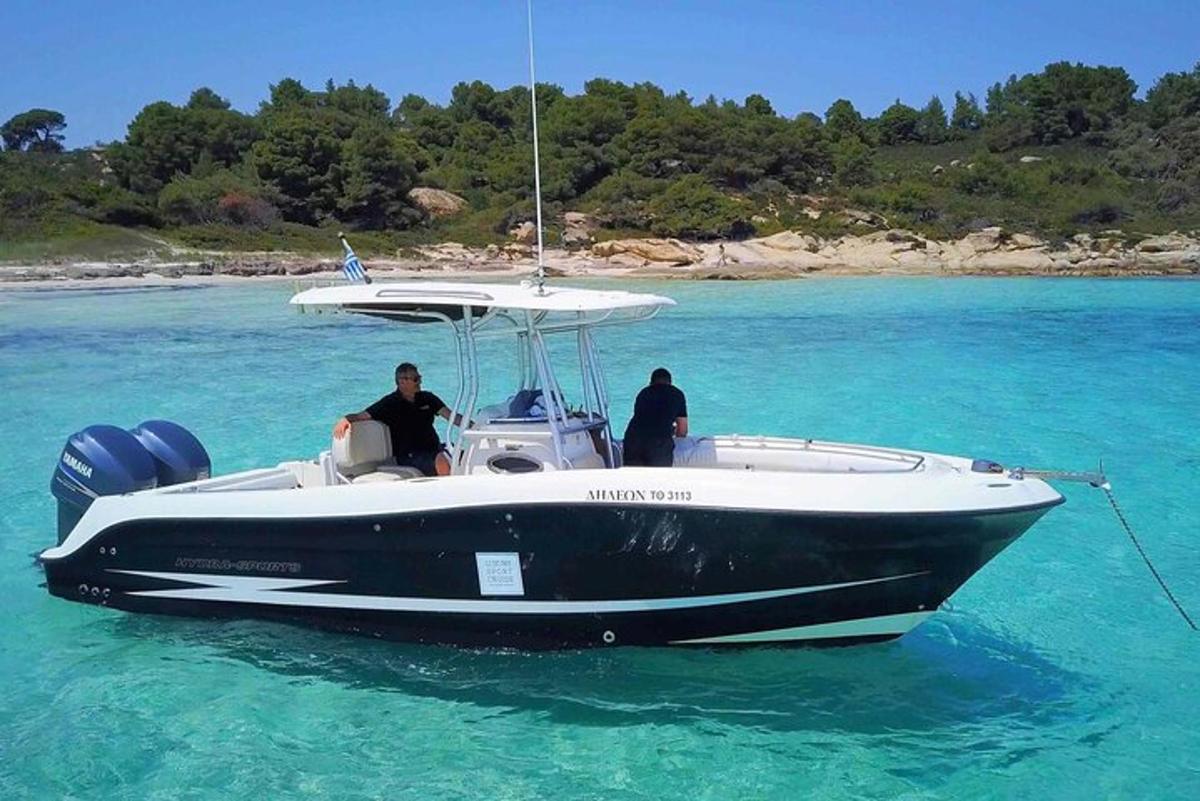 Dos personas en un bote blanco y negro en el agua.