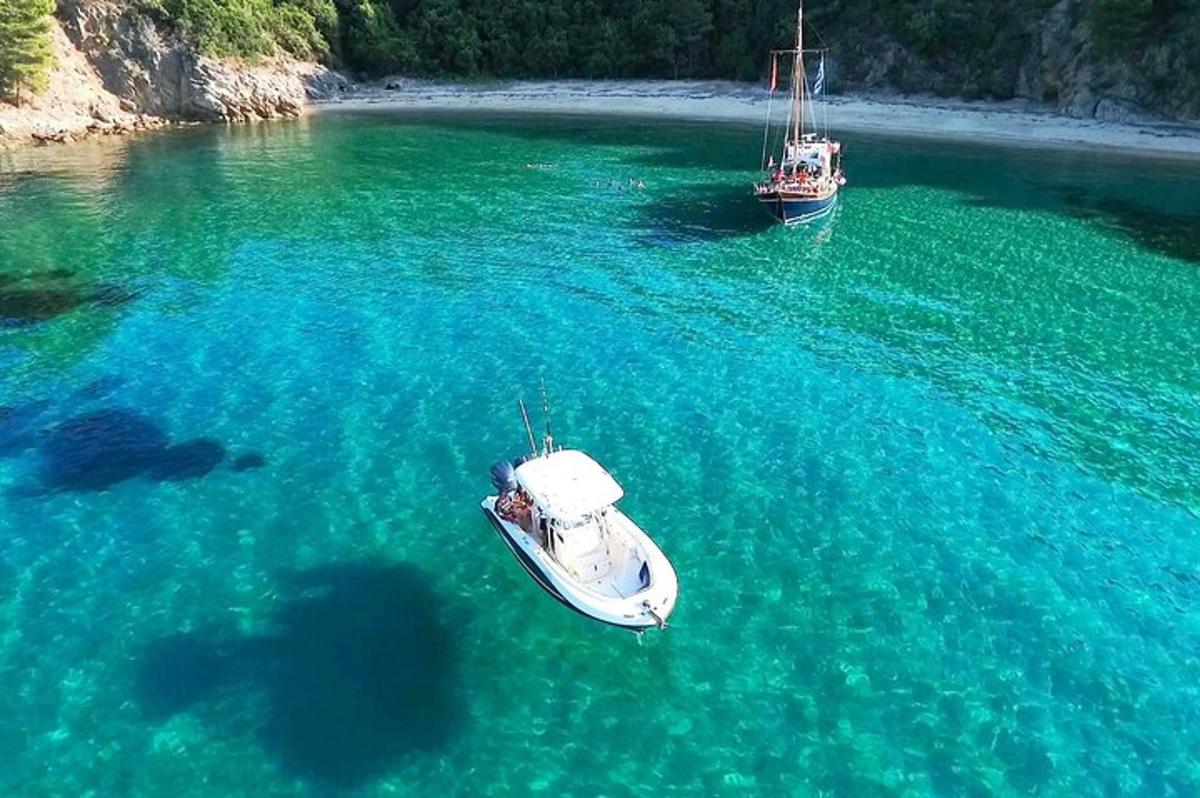 dos barcos en una gran masa de agua