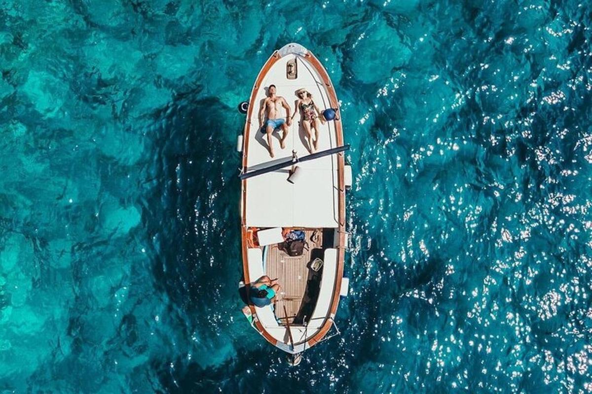 due persone su una barca in acqua