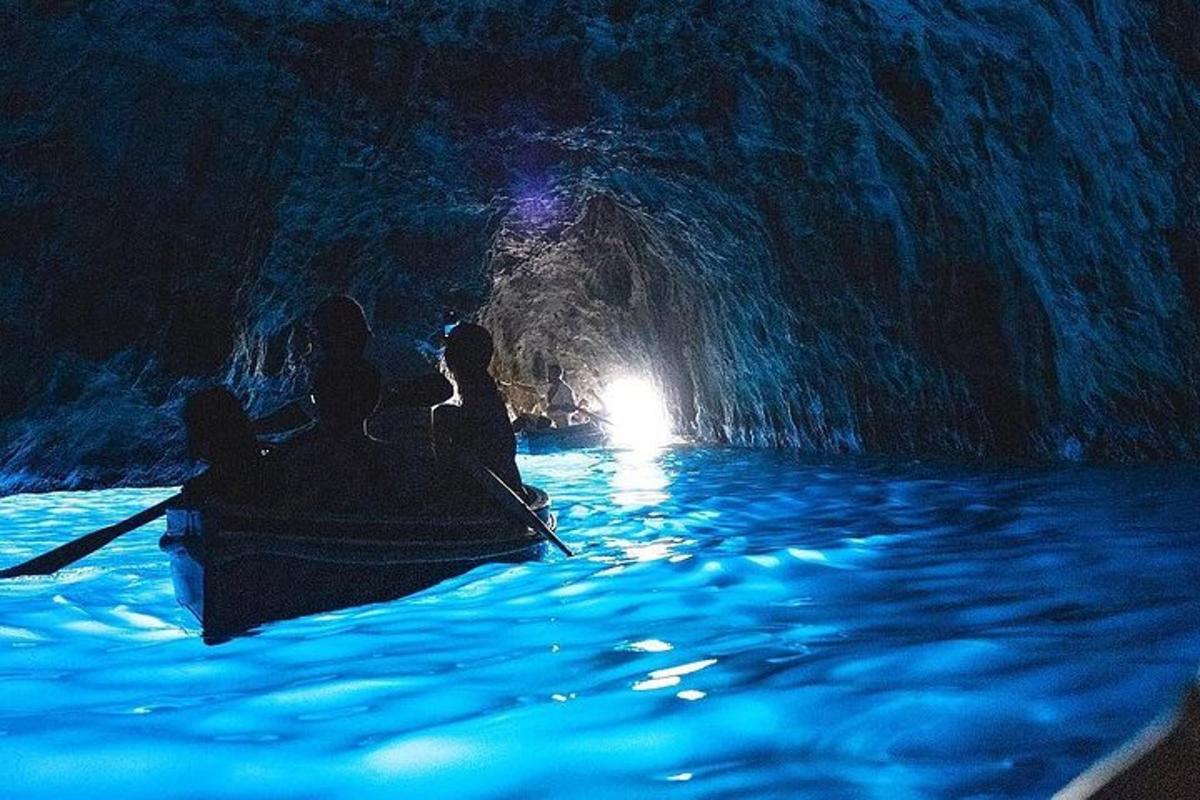 un gruppo di persone su una barca in una grotta