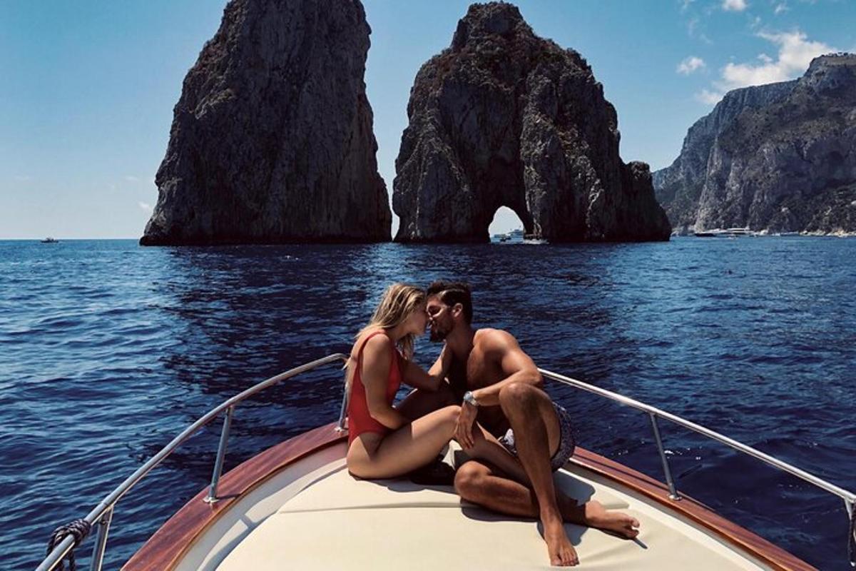 una pareja sentada en un bote en el agua