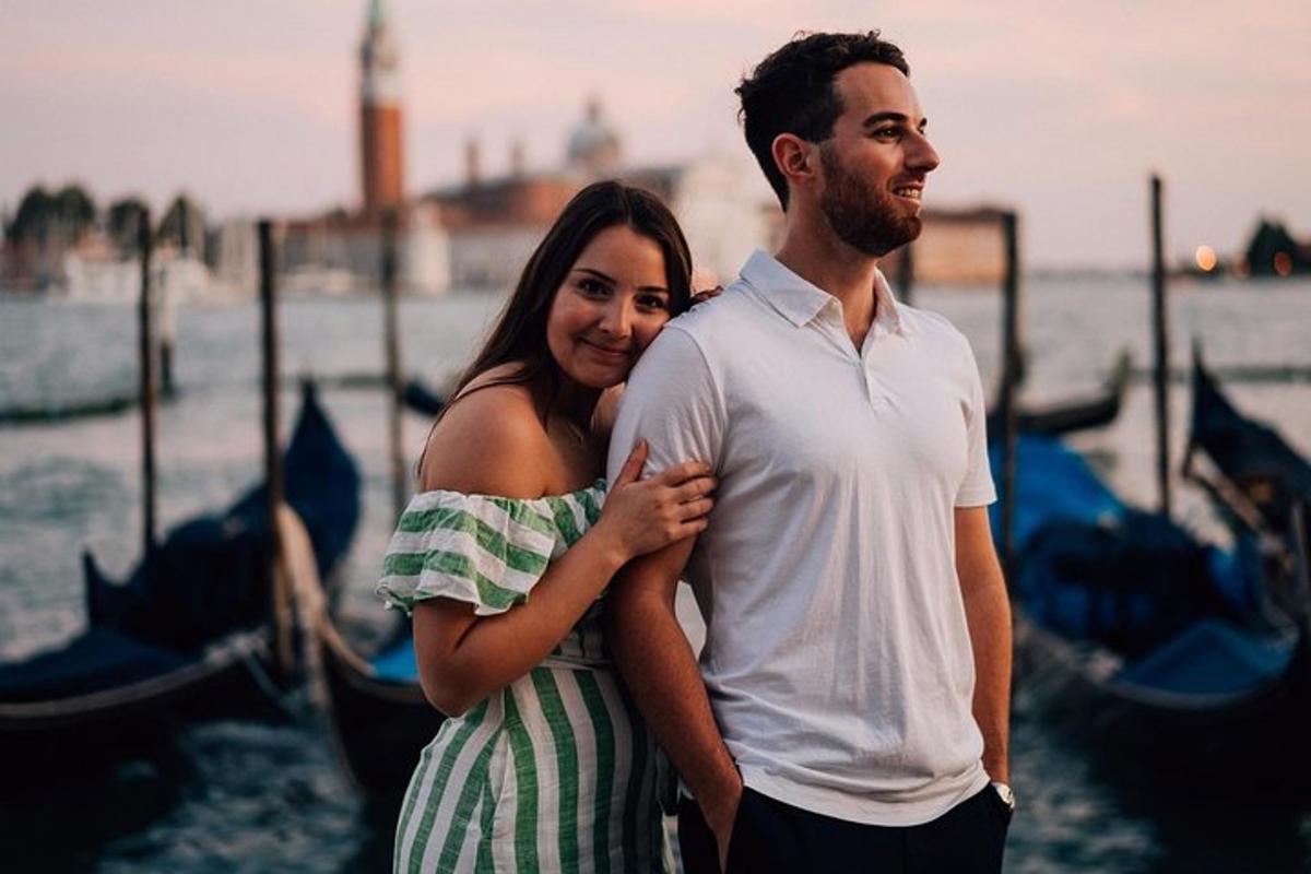 un uomo e una donna in piedi accanto all'acqua