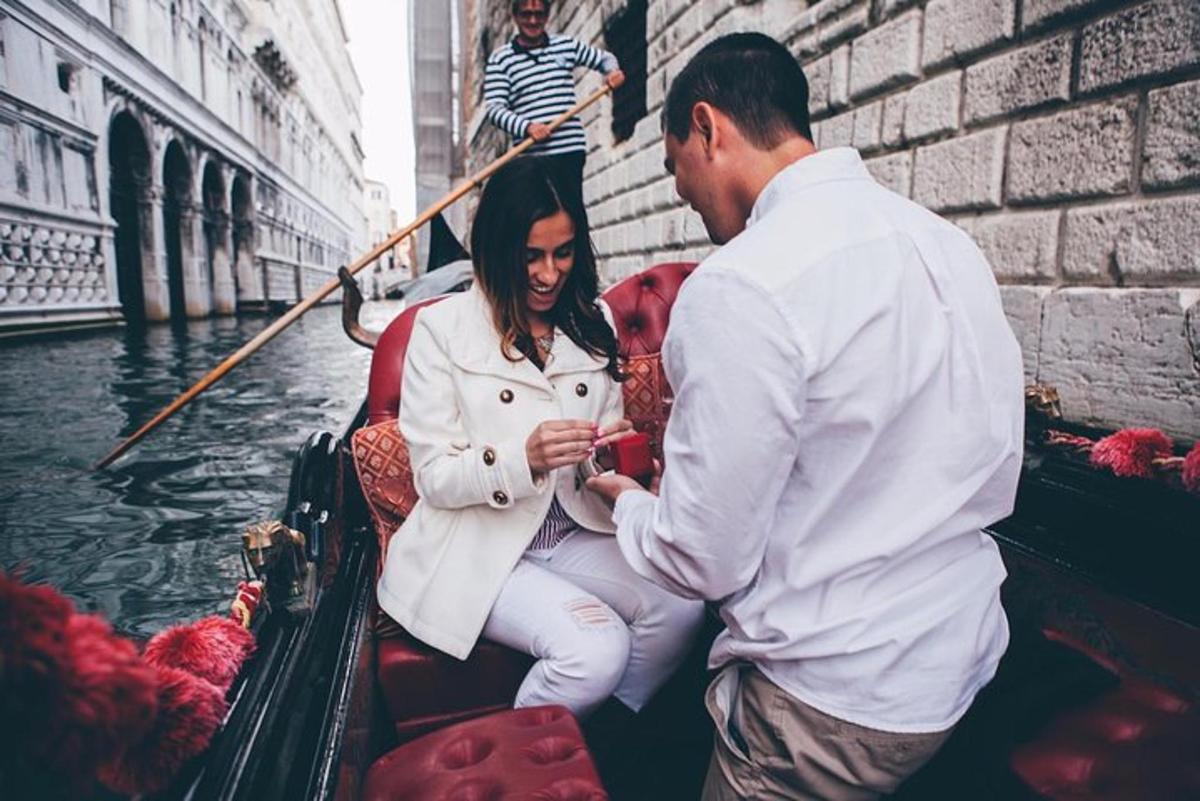 un uomo e una donna seduti su una gondola