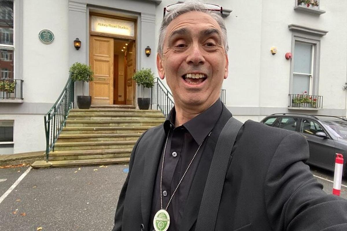 un uomo è in piedi davanti a un edificio