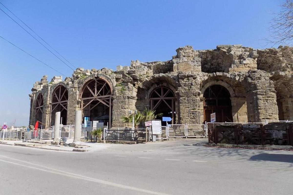 un vecchio edificio in pietra sul ciglio di una strada