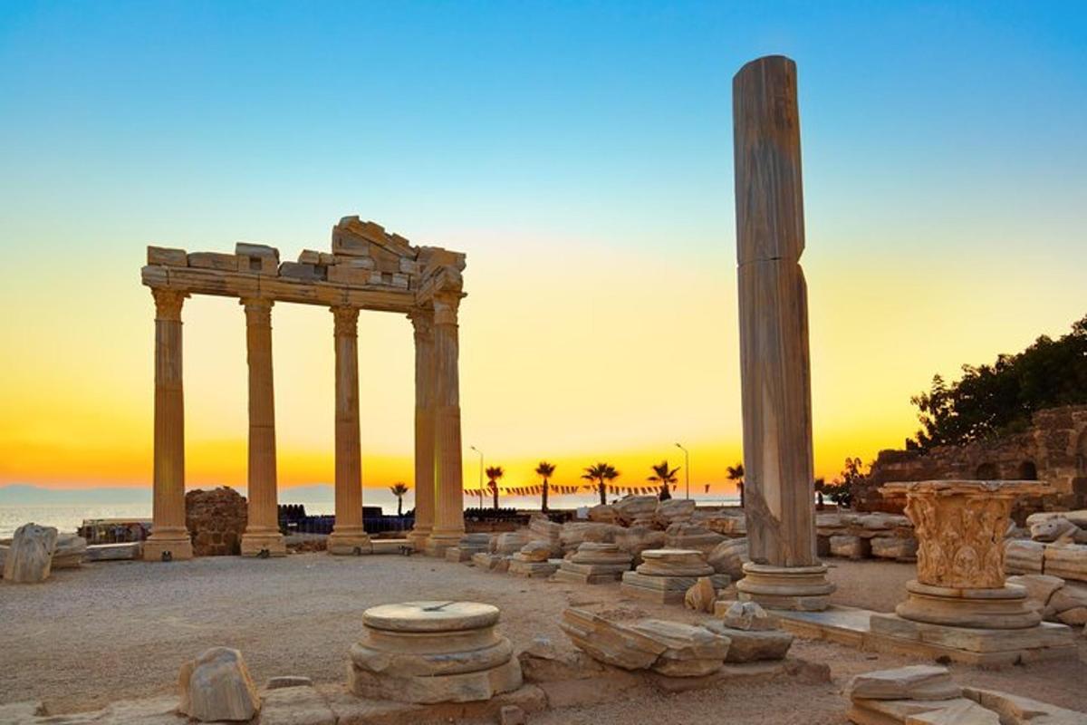 un antico tempio con colonne di fronte al tramonto